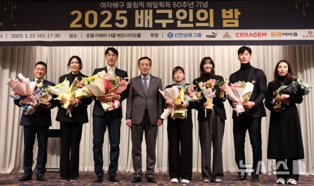 오한남 대한민국배구협회 회장이 22일 2025 배구인의 밤에서 국가대표 은퇴선수들에게 기념패를 수여한 뒤 기념촬영을 하고 있다. 왼쪽부터 여오현, 정대영, 하현용, 오한남 회장, 김해란, 한송이, 박철우, 윤혜숙. /사진=뉴시스