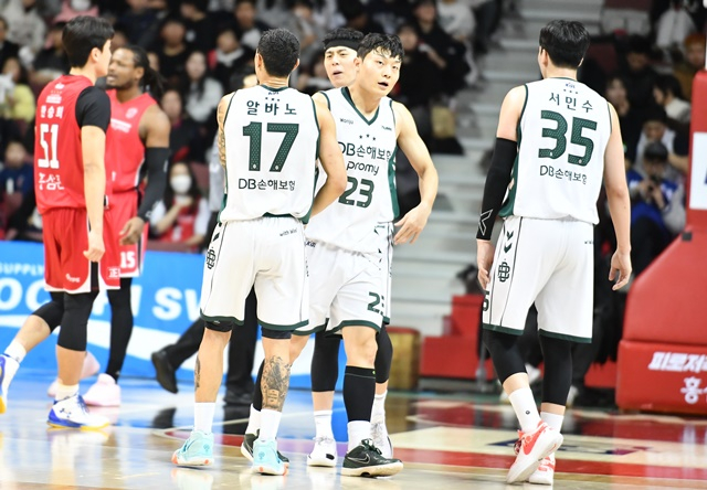 기뻐하는 원주 DB 선수들. /사진=KBL 제공