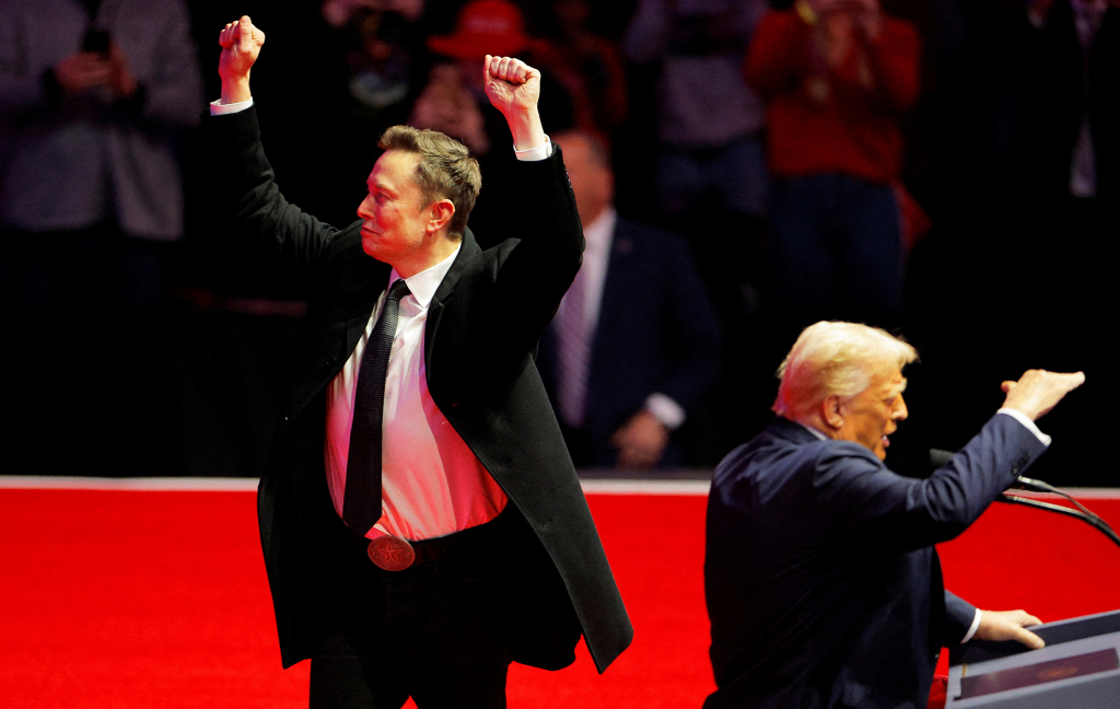 일론 머스크 테슬라 CEO가 19일(현지시간) 워싱턴 '캐피털 원 아레나' 경기장에서 열린 도널드 트럼프 대통령 당선인이 MAGA 대선 승리 축하 집회서 연설을 하는 동안 춤을 추고 있다. /로이터=뉴스1