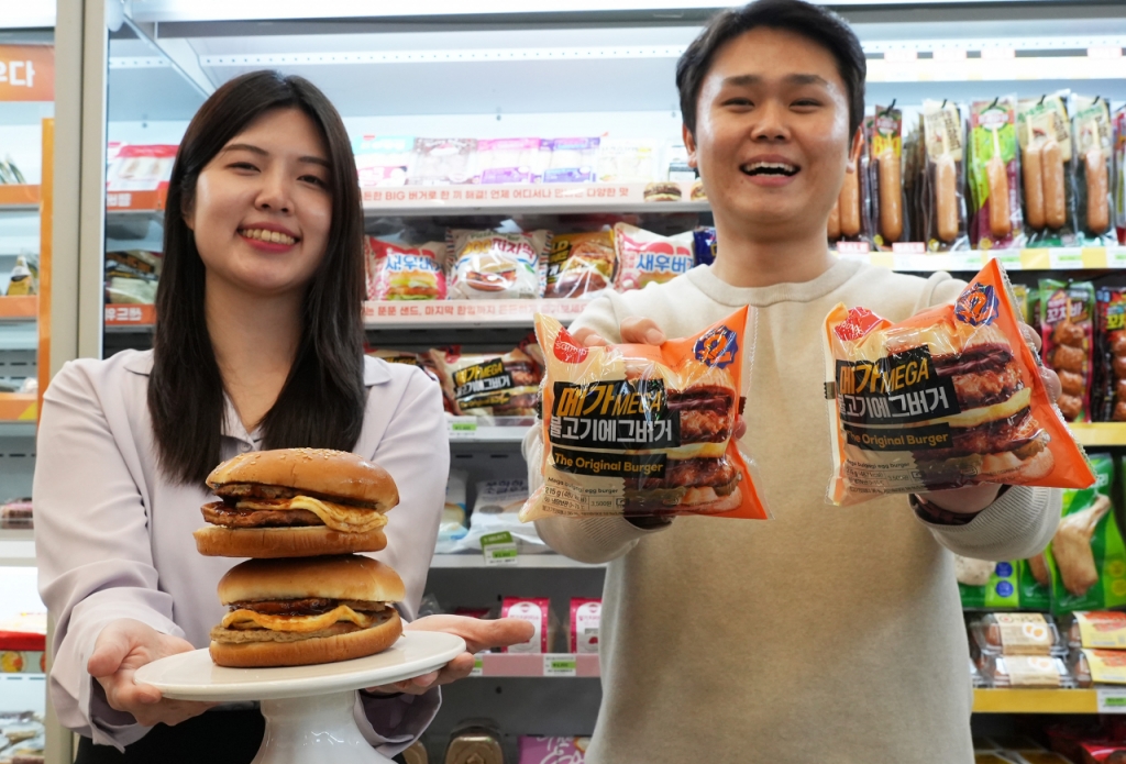세븐일레븐이 새롭게 출시한 메가불고기에그버거. /사진제공=세븐일레븐