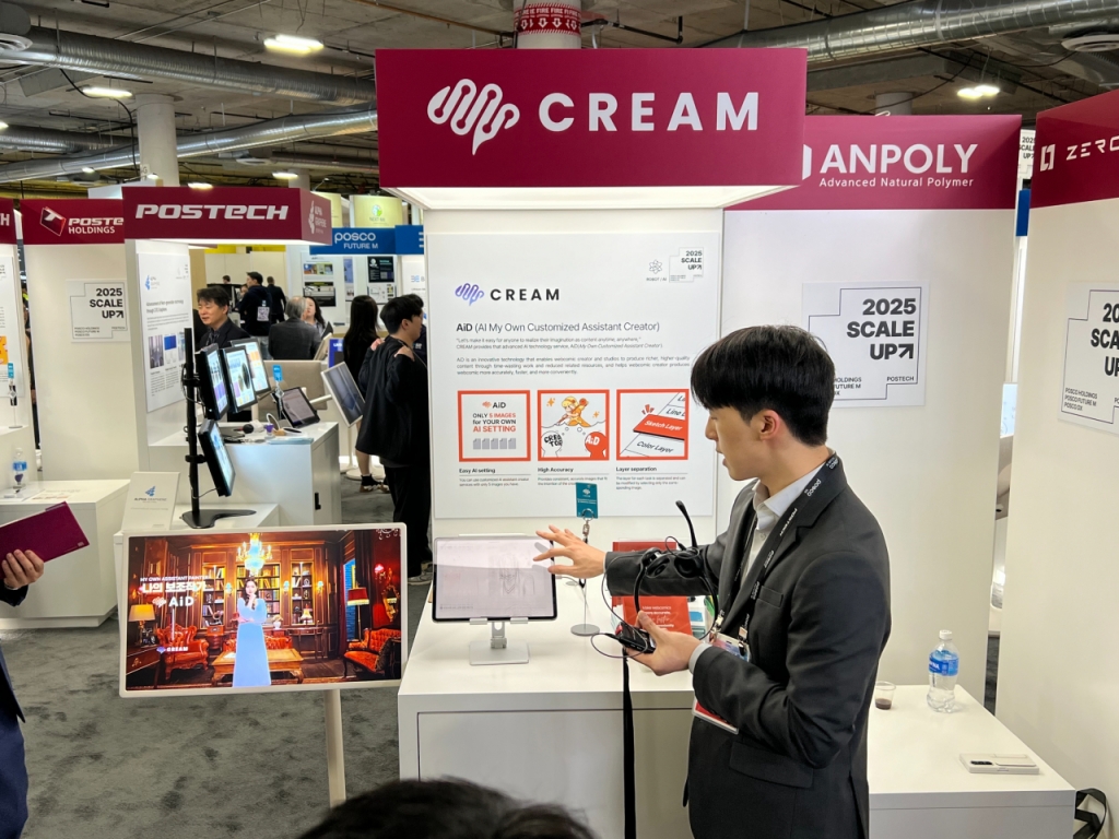 CES 2025에 참가한 크림 부스에서 김지성 대표가 참관객들에게 에이드(AiD)에 대해 설명하고 있는 모습./사진제공=크림