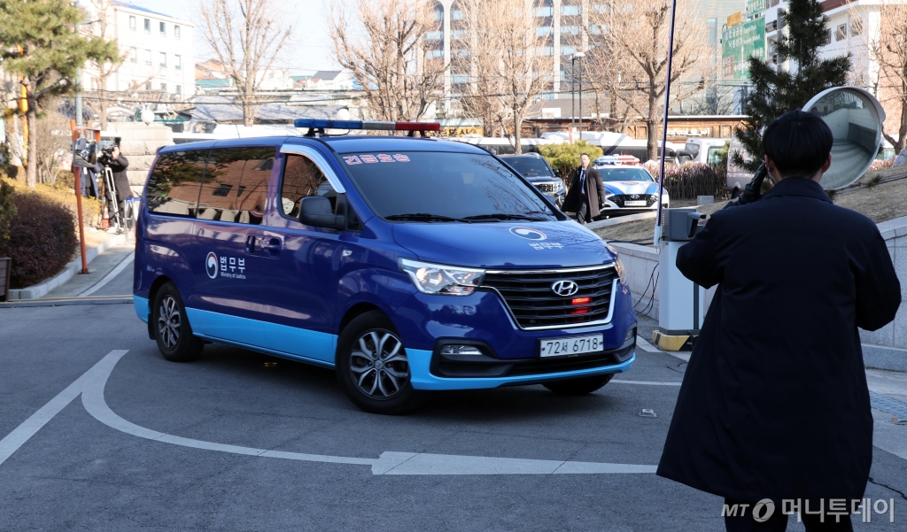 [서울=뉴시스] 사진공동취재단 = 23일 서울 종로구 헌법재판소에서 열린 윤석열 대통령 탄핵심판 4차 변론기일에서 김용현 전 국방부장관이 탄 차량이 헌재 안으로 들어서고 있다. 2025.01.23. photo@newsis.com /사진=류현주