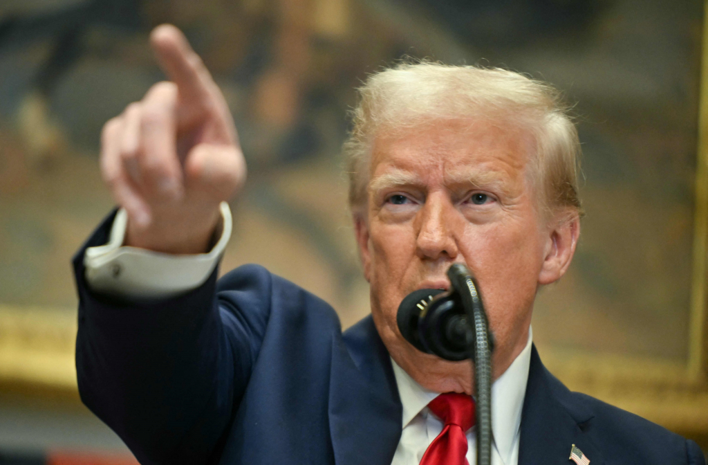 도널드 트럼프 미국 대통령이 지난 21일(현지시간) 워싱턴 백악관에서 기자회견을 갖고 "우리는 중국이 펜타닐을 멕시코와 캐나다에 보낸다는 사실에 근거해 2월부터 10%의 관세를 부과하는 것에 대해 논의하고 있다"고 밝히고 있다. /AFP=뉴스1