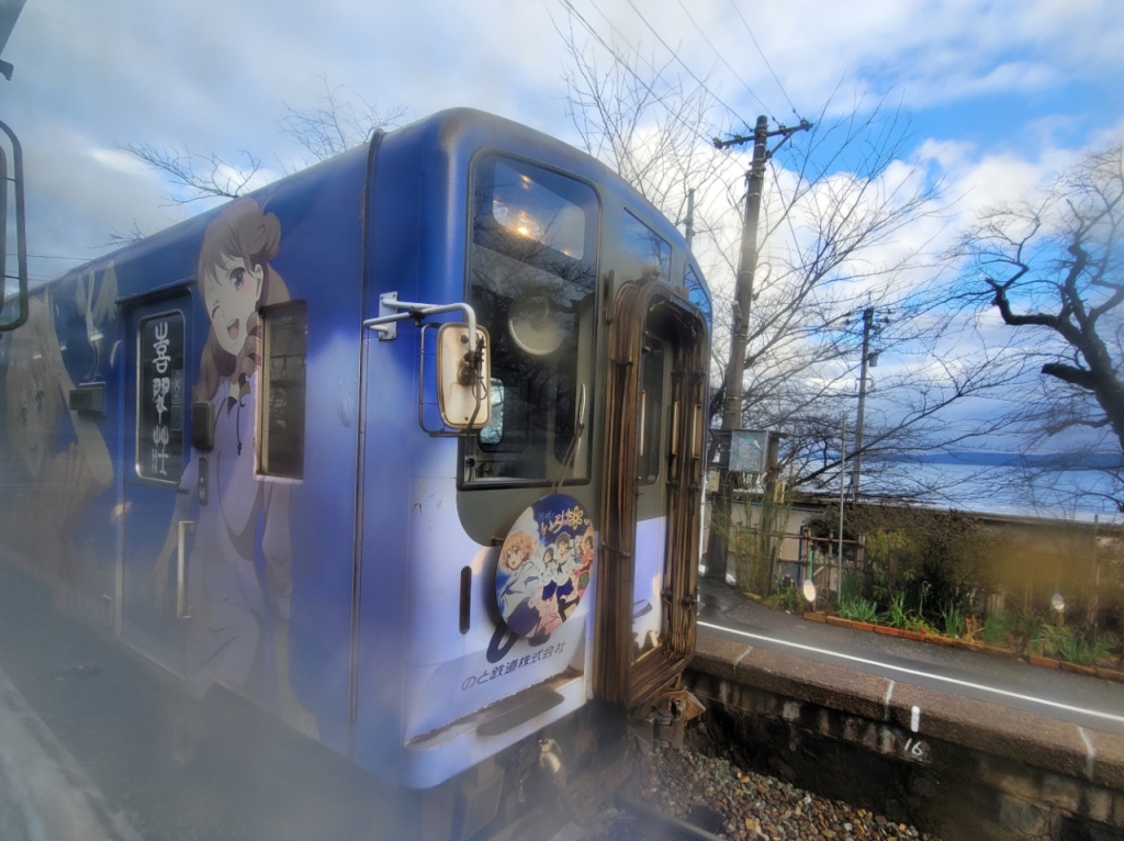 대지진을 겪은 어린이들의 상실감을 채워주기 위해 지방 정부와 노토철도가 만화 그림이 그려진 열차를 여러대 특별 배차했다고 한다. / 사진=김인한 기자