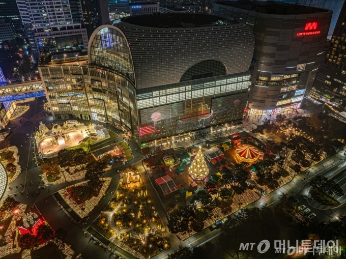 서울 잠실 롯데월드타워·몰에 꾸며진 초대형 크리스마스 타운 '샤롯데 빌리지'(Charlotte Village) /사진=뉴스1