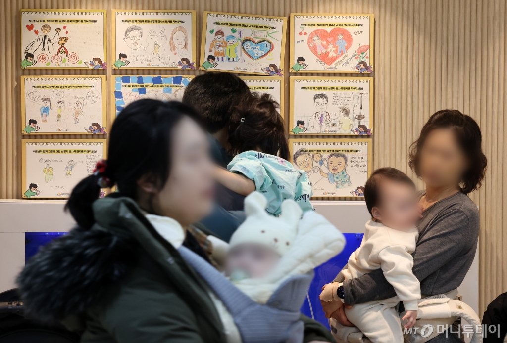 (서울=뉴스1) 이동해 기자 = 독감 환자 숫자가 8년 만에 연일 최고치를 경신하고 있는 13일 서울의 한 어린이병원을 찾은 어린이 환자와 보호자가 진료를 받기 위해 대기하고 있다. 이날 질병관리청에 따르면 전국적으로 인플루엔자(독감) 환자가 지속적으로 증가하더니 52주차(12월 22~28일) 독감 의사환자는 1000명 중 73.9명을 기록했다. 이는 지난 2016년 86.2명을 기록한 이래 최고치다. 2025.1.13/뉴스1 Copyright © 뉴스1. All rights reserved. 무단 전재 및 재배포, AI학습 이용 금지. /사진=(서울=뉴스1) 이동해 기자