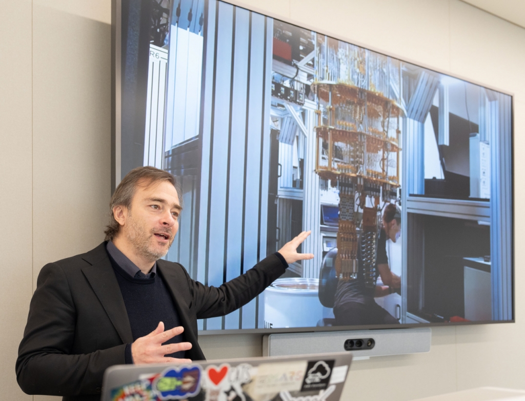 수백억짜리 양자컴 구매? 반년 지나면 구식…클라우드로 통합해야