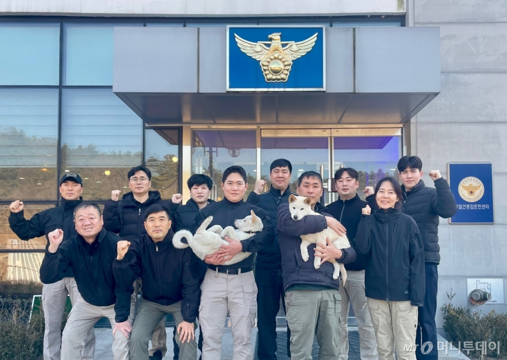 지난 23일 대전 유성구 경찰견종합훈련센터 관계자와 안겨 있는 진돗개 '임회', '상만'. /사진=이현수 기자.