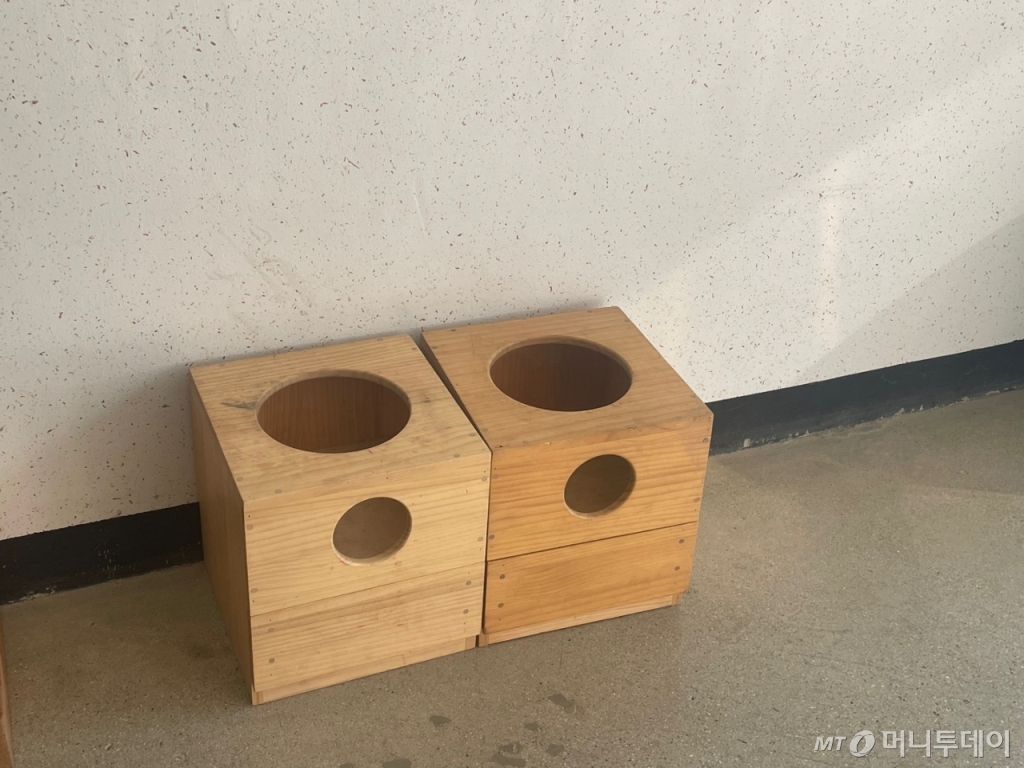 지난 23일 대전 유성구 경찰견종합훈련센터 인지박스. 시료를 묻힌 탐지물을 숨겨둔다. /사진=이현수 기자.