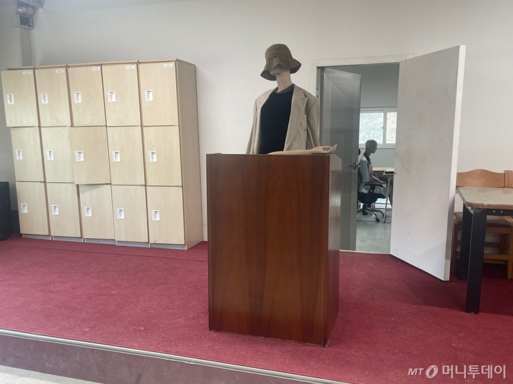 지난 23일 대전 유성구 경찰견종합훈련센터 인지박스. VIP 발언 무대를 구현했다. /사진=이현수 기자.