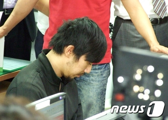 울산에서 두 자매를 무참히 찔러 살해한 김홍일이 2012년 9월 13일 부산에서 검거된 뒤 울산 중부경찰서로 압송돼 조사를 받고 있다. /사진=뉴스1