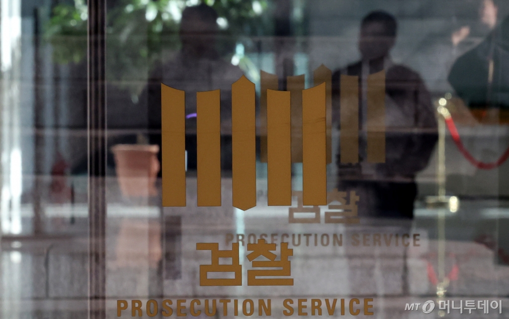 [서울=뉴시스] 추상철 기자 = 24일 오전 서울 서초구 대검찰청에서 직원이 청사 로비를 오가고 있다. 고위공직자범죄수사처(공수처)는 지난 23일 윤석열 대통령 내란혐의 사건을 검찰에 이첩하기로 결정했다. 2025.01.24. scchoo@newsis.com /사진=추상철