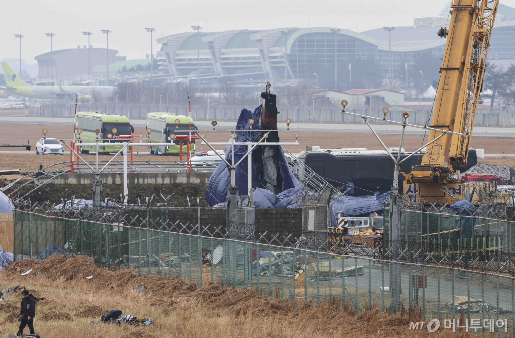 제주항공 여객기 참사 8일째인 지난 5일 전남 무안군 무안국제공항 사고 현장에 여객기 꼬리 부분이 방수포로 덮여 있다. / 사진=뉴시스