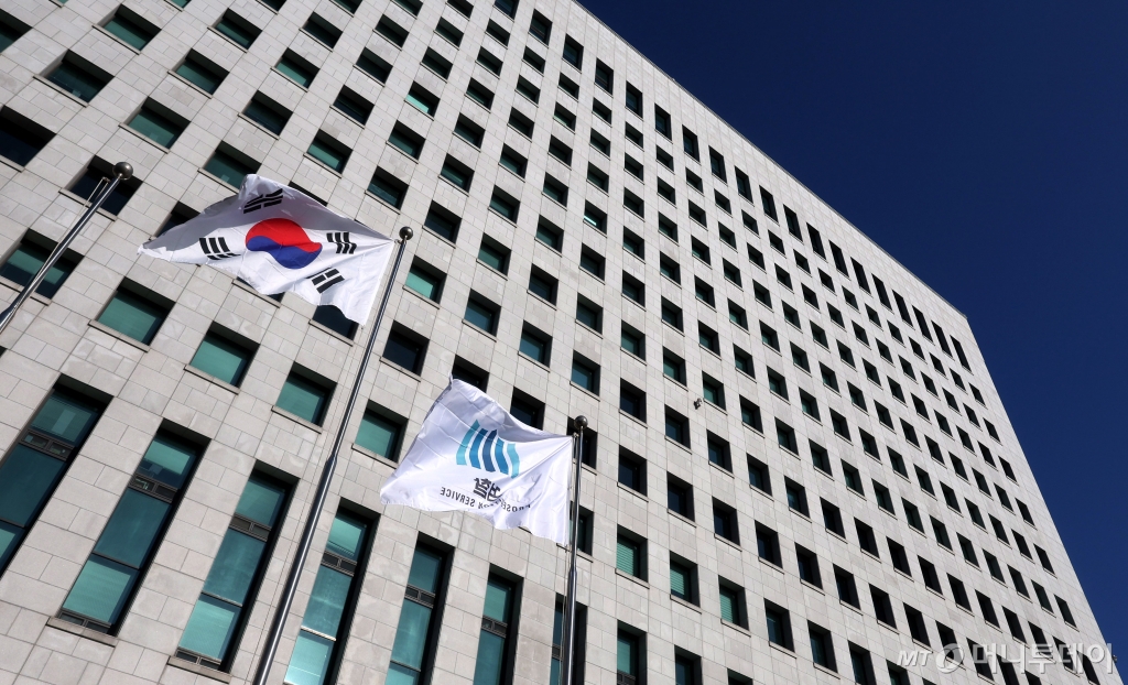 서초구 대검찰청에서 태극기와 검찰 깃발이 나란히 바람에 휘날리고 있다. /사진=뉴시스