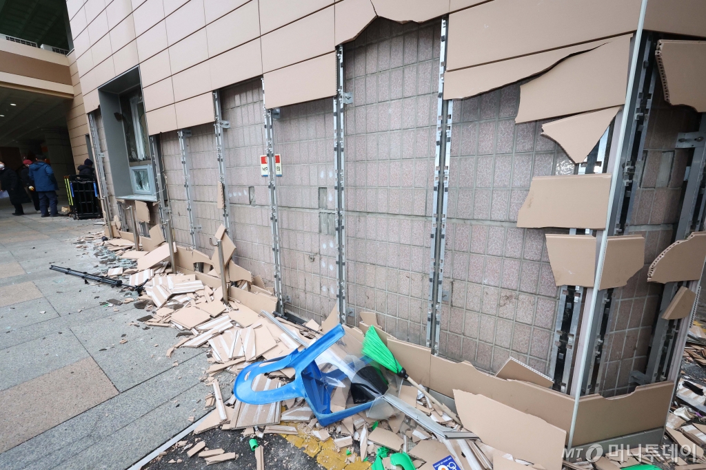 [서울=뉴시스] 황준선 기자 = 19일 윤석열 대통령 지지자들의 폭력 사태가 벌어진 서울 마포구 서울서부지방법원의 외벽과 유리창이 파손돼 있다. 2025.01.19. hwang@newsis.com /사진=황준선