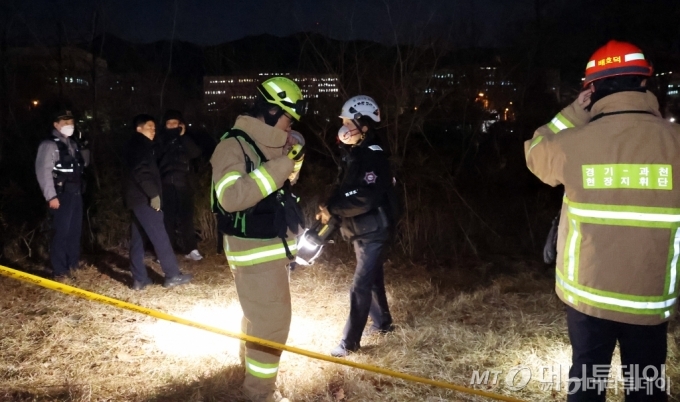(과천=뉴스1) 김명섭 기자 = 윤석열 대통령에 대한 체포영장이 집행된 15일 오후 고위공직자범죄수사처(공수처)가 있는 경기 과천시 정부과천청사 부근에서 남성 1명이 분신해 경찰과 소방이 현장조사를 하고 있다. 2025.1.15/뉴스1  Copyright © 뉴스1. All rights reserved. 무단 전재 및 재배포,  AI학습 이용 금지. /사진=(과천=뉴스1) 김명섭 기자