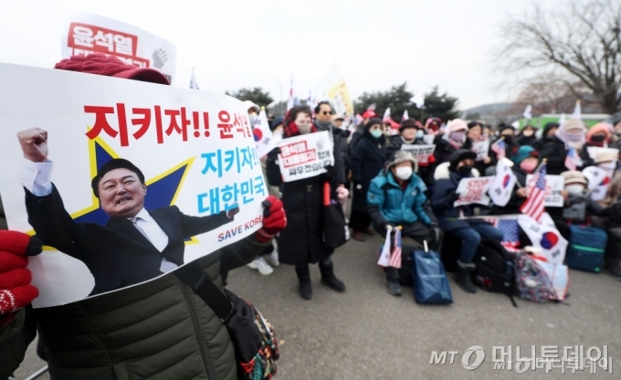 [의왕=뉴시스] 홍효식 기자 = 16일 윤석열 대통령이 구금된 경기도 의왕시 서울구치소 앞에서 윤 대통령 지지자들이 집회를 하고 있다. 2025.01.16. yesphoto@newsis.com /사진=홍효식