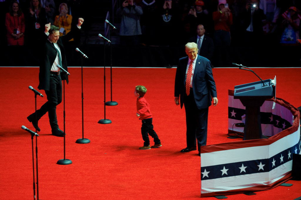 지난 19일(현지시간) 도널드 트럼프 미국 대통령 당선인과 최측근 일론 머스크 테슬라 최고경영자(CEO), 머스크의 아들 엑스 애쉬 에이 트웰브가 워싱턴DC에서 열린 취임 전날 집회 무대 위에 올랐다. /로이터=뉴스1