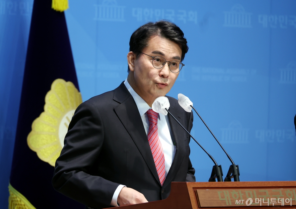 [서울=뉴시스] 조성봉 기자= 윤상현 국민의힘 의원이 24일 오후 서울 여의도 국회 소통관에서 '트럼프 미 대통령 취임식 방미 결과 ' 관련 기자회견을 하고 있다. 2025.01.24. suncho21@newsis.com /사진=조성봉