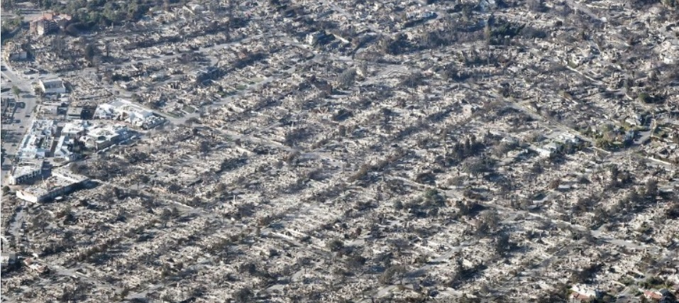  미국 캘리포니아 퍼시픽 팰리세이즈에서 발생한 팰리세이즈 화재로 소실된 주택들. 강한 바람으로 로스앤젤레스 카운티 전역에서 산불이 계속되면서 24일(현지시간)까지 28명이 사망하고 18만명 이상이 대피 명령 또는 경고를 받았다. 당국은 1만2000개 이상의 건물이 파괴되거나 손상됐고 3만5000에이커 이상이 불에 탔다고 집계했다. /AFP=뉴스1