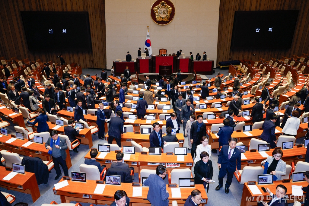 (서울=뉴스1) 안은나 기자 = 윤석열 대통령 탄핵소추안이 가결된 14일 오후 서울 여의도 국회 본회의장에서 야당 의원들이 퇴장하고 있다. 2024.12.14/뉴스1  Copyright © 뉴스1. All rights reserved. 무단 전재 및 재배포,  AI학습 이용 금지. /사진=(서울=뉴스1) 안은나 기자