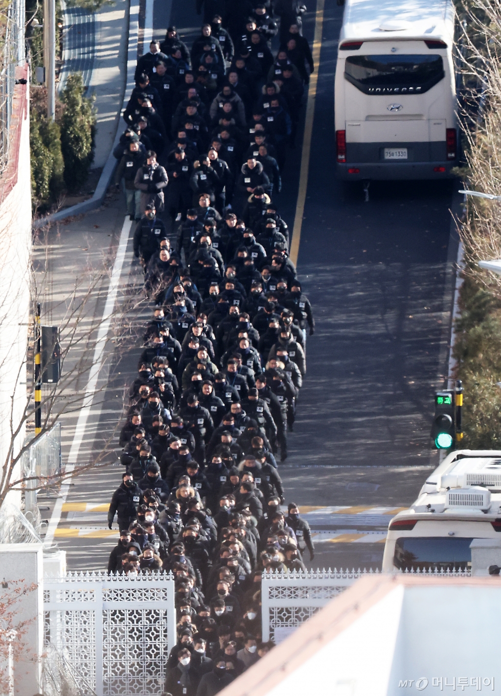 (서울=뉴스1) 오대일 기자 = 고위공직자범죄수사처와 경찰로 구성된 공조수사본부 체포팀이 15일 오전 윤석열 대통령에 대한 2차 체포영장 집행을 마친 후 서울 용산구 한남동 대통령 관저 정문를 빠져나오고 있다. 2025.1.15/뉴스1  Copyright © 뉴스1. All rights reserved. 무단 전재 및 재배포,  AI학습 이용 금지. /사진=(서울=뉴스1) 오대일 기자