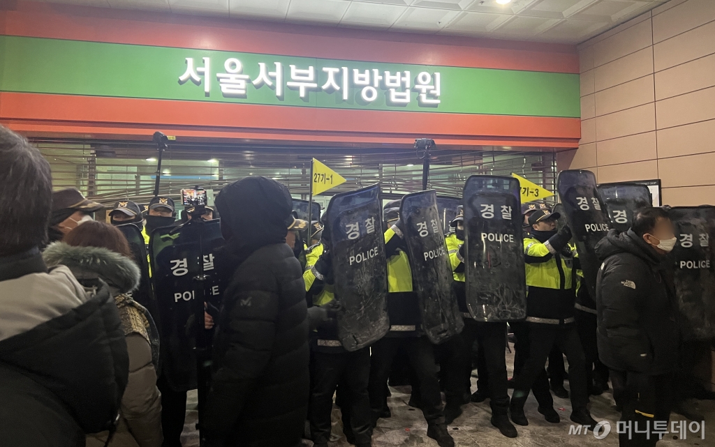 (서울=뉴스1) 김민수 기자 = 19일 새벽 윤석열 대통령에 대한 구속영장이 발부되자 서울 서부지법에 지지자들이 진입해 난동을 부리자 경찰이 이를 진압하고 있다. 2025.1.19/뉴스1  Copyright © 뉴스1. All rights reserved. 무단 전재 및 재배포,  AI학습 이용 금지. /사진=(서울=뉴스1) 김민수 기자