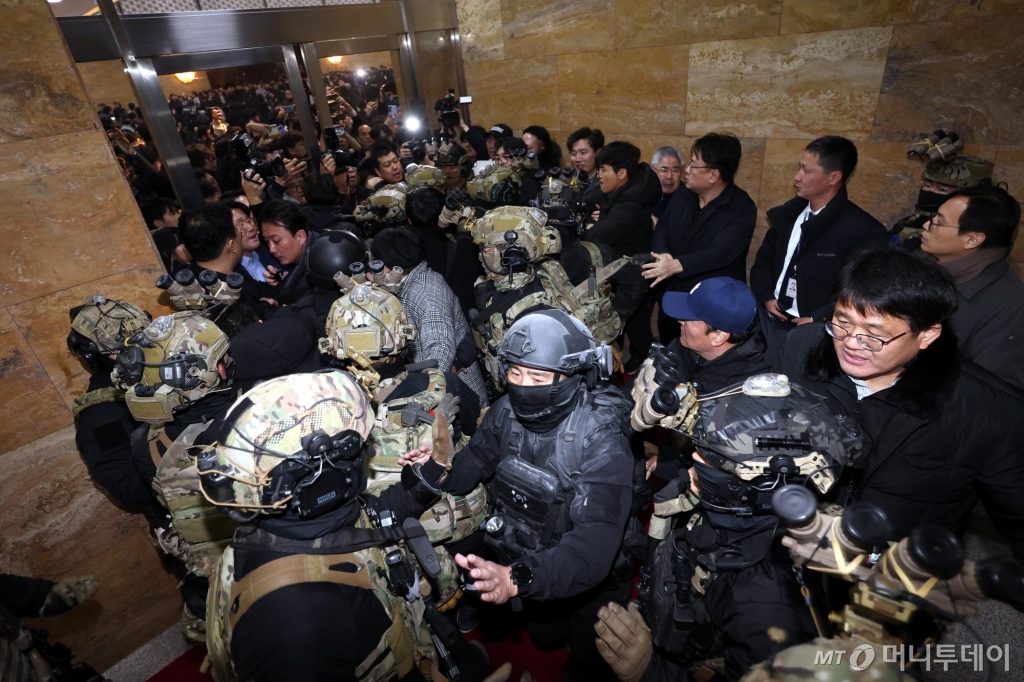 윤석열 대통령이 지난달 3일 긴급 대국민 담화를 통해 비상계엄령을 발표한 가운데 당일 서울 여의도 국회 내부로 계엄군이 진입하자 보좌진들과 충돌하고 있다. / 사진=뉴시스