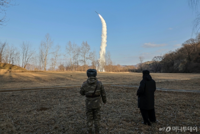 북한 미사일총국이 전날인 25일 해상(수중) 대 지상 전략순항유도무기 시험발사를 진행했다고 노동당 기관지 노동신문이 26일 보도했다. 김정은 당 총비서도 현장에서 참관했다. / 사진=뉴스1