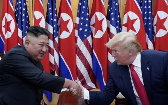 도널드 트럼프 미국 대통령이 1기 행정부 시절 김정은 북한 노동당 총비서 겸 국무위원장과 정상회담에 나선 모습 / 로이터=뉴스1