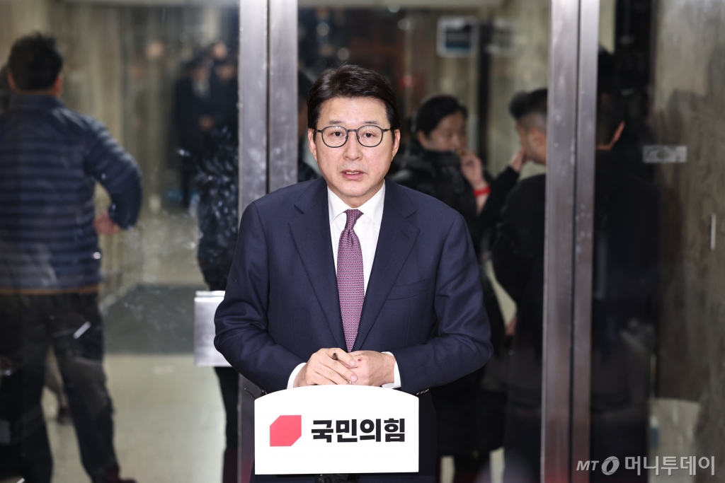 (서울=뉴스1) 구윤성 기자 = 신동욱 국민의힘 원내수석부대표가  7일 오후 서울 여의도 국회에서 국민의힘의 표결 불참으로 윤석열 대통령의 탄핵소추안이 폐기된 것과 관련해 당 입장을 발표하고 있다. 2024.12.7/뉴스1  Copyright © 뉴스1. All rights reserved. 무단 전재 및 재배포,  AI학습 이용 금지. /사진=(서울=뉴스1) 구윤성 기자