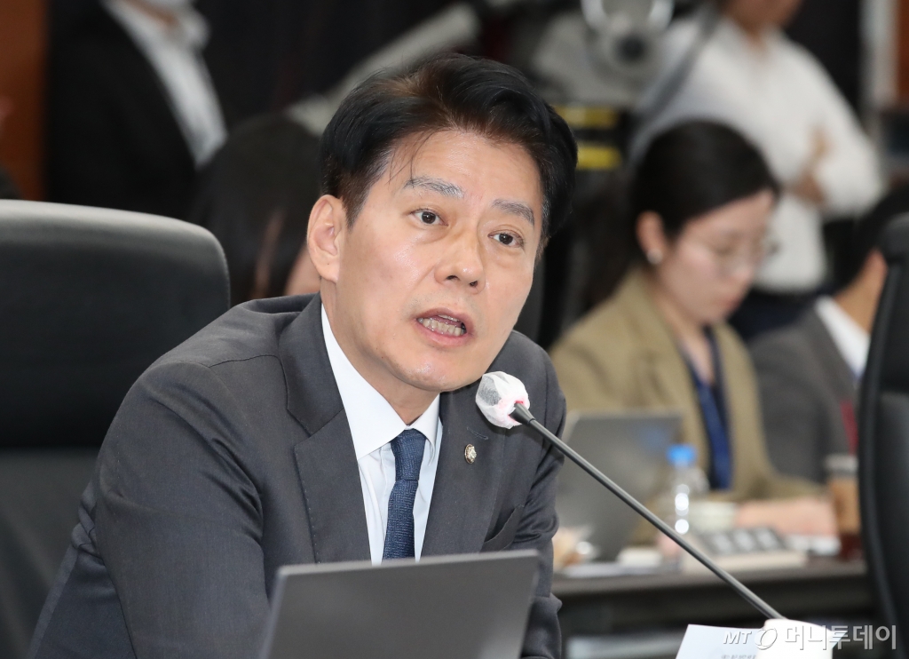 (대전=뉴스1) 김기태 기자 = 한민수 더불어민주당 위원이 17일 대전 한국과학기술원(KAIST)에서 열린 국회 과학기술정보방송통신위원회 국정감사에서 질의하고 있다. 2024.10.17/뉴스1  Copyright © 뉴스1. All rights reserved. 무단 전재 및 재배포,  AI학습 이용 금지. /사진=(대전=뉴스1) 김기태 기자