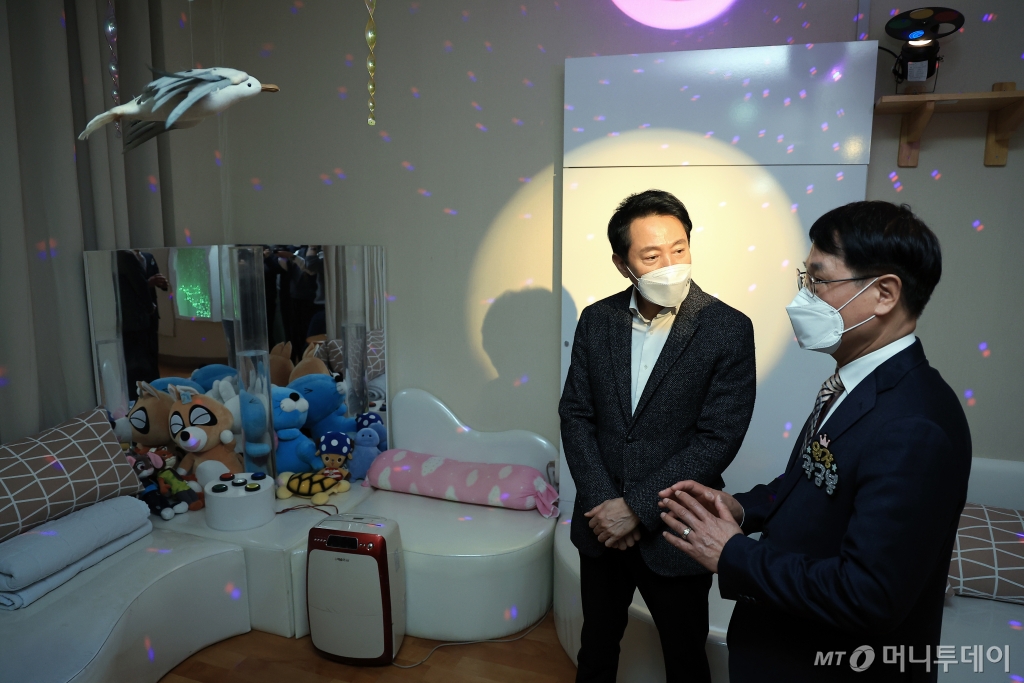 오세훈 서울시장이 설 명절 연휴 사흘째인 27일 오전 서울 성동구 시립동부데이케어센터를 방문, 곽금봉 원장의 안내로 심리안정치료실을 살펴보고 있다. 2025.1.27/뉴스1  Copyright © 뉴스1. All rights reserved. 무단 전재 및 재배포,  AI학습 이용 금지. 