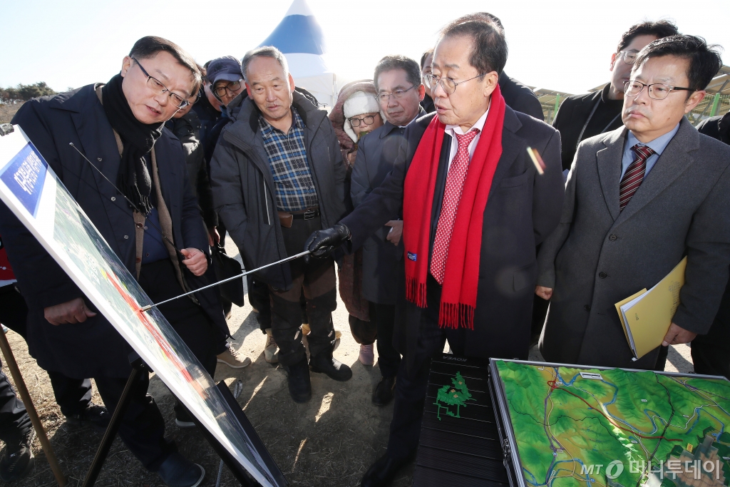 홍준표 대구시장이 15일 오후 대구 군위군 소보면 내의리 대구경북신공항 이전 부지 중심 지점을 찾아 신공항 건설사업 현황을 점검하고 있다. 2025.1.15/뉴스1  Copyright © 뉴스1. All rights reserved. 무단 전재 및 재배포,  AI학습 이용 금지. 