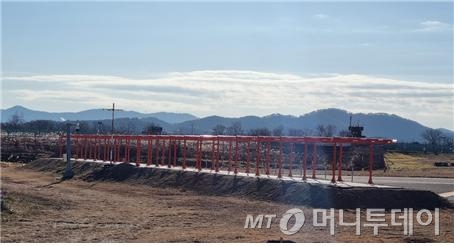 (서울=뉴스1) = 국토교통부는 22일 '방위각시설 등 공항시설 안전 개선방안'을 발표했다.   이날 발표에 따르면 전국 15개 공항 중 절반에 해당하는 7개 공항의 방위각 시설이 둔덕형이거나 '부러지기 어려운 구조'인 것으로 나타났다. 정부는 상반기 내 둔덕을 제거하거나 성토를 통해 지하화 또는 완만한 지형이 되도록 개선하겠다는 방침이다.   사진은 광주공항 로컬라이저. (국토교통부 제공) 2025.1.22/뉴스1  Copyright © 뉴스1. All rights reserved. 무단 전재 및 재배포,  AI학습 이용 금지. /사진=(서울=뉴스1)