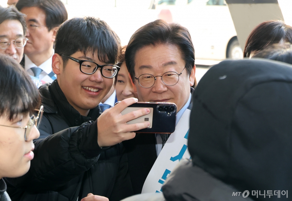 이재명 더불어민주당 대표가 설 연휴를 앞둔 24일 오전 서울 서초구 반포동 고속버스터미널에서 설 귀성객에게 인사하던 중 사진을 찍고 있다. (공동취재) 2025.1.24/사진=뉴스1 /사진=(서울=뉴스1) 이동해 기자