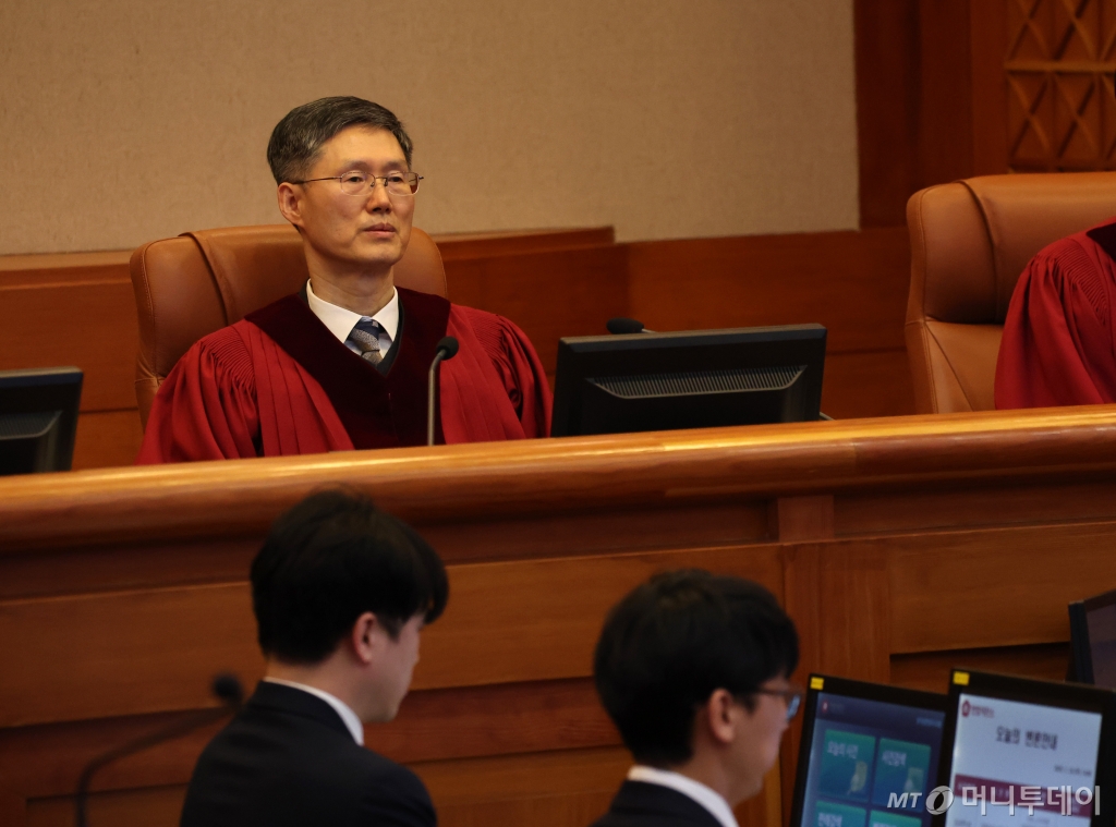 문형배 헌법재판소장 권한대행이 23일 오후 서울 종로구 헌법재판소 대심판정에서 열린 윤석열 대통령 탄핵심판 4차 변론기일에 출석해 있다. 2025.01.23. /사진=뉴시스 /사진=