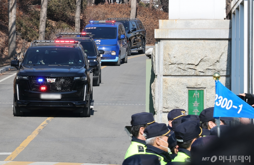 23일 오후 경기도 의왕시 서울구치소에서 윤석열 대통령이 탄 법무부 호송차량이 대통령경호처 경호를 받으며 헌법재판소로 출발하고 있다. 2025.1.23/사진=뉴스1 /사진=(의왕=뉴스1) 임세영 기자