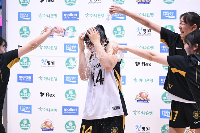 KB스타즈 송윤하가 29일 신한은행전 승리 후 동료들에게 물세례를 맞고 있다. /사진=WKBL 제공