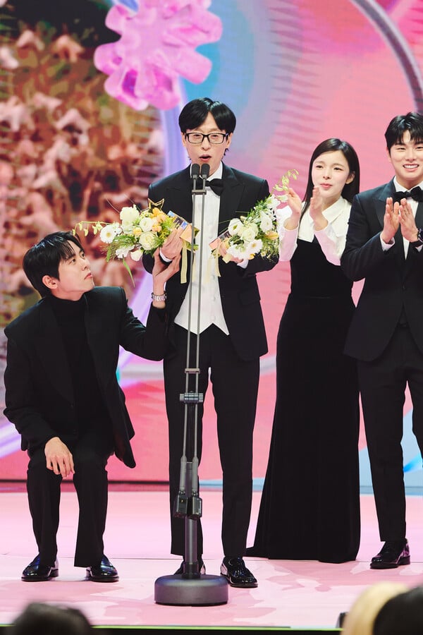 유재석이 지난 28일 열린 'MBC 연예대상'서 베스트커플상을 수상한 후 수상소감을 말하고 있다. 사진=MBC