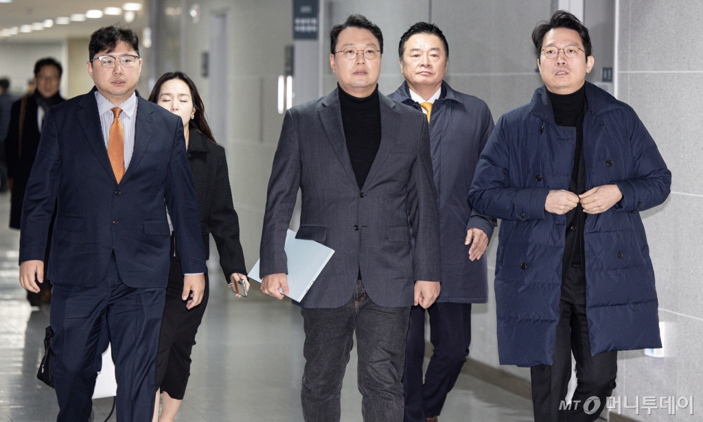 (서울=뉴스1) 이재명 기자 = 천하람 개혁신당 원내대표가 21일 오전 서울 여의도 국회 의원회관에서 열린 긴급 최고위원회의에 참석하고 있다.   최진환 당대표 정무실장은 기자단에게 천 원내대표는 최고위 회의 소집권을 갖고 있지 않아 요건 불성립·원천 무효라고 밝혔다.   이날 허은아 당대표는 회의에 불참했다. 2025.1.21/뉴스1  Copyright © 뉴스1. All rights reserved. 무단 전재 및 재배포,  AI학습 이용 금지. /사진=(서울=뉴스1) 이재명 기자