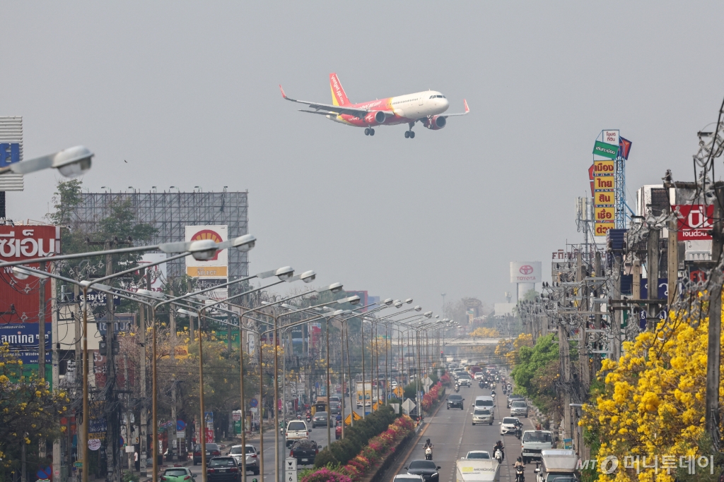 (치앙마이 로이터=뉴스1) 정지윤 기자 = 22일(현지시간) 대기오염이 극성을 부리고 있는 태국 치앙마이 상공에 비행기가 날아다니고 있다. 2024.03.22 ⓒ 로이터=뉴스1 Copyright © 뉴스1. All rights reserved. 무단 전재 및 재배포, AI학습 이용 금지. /사진=(치앙마이 로이터=뉴스1) 정지윤 기자