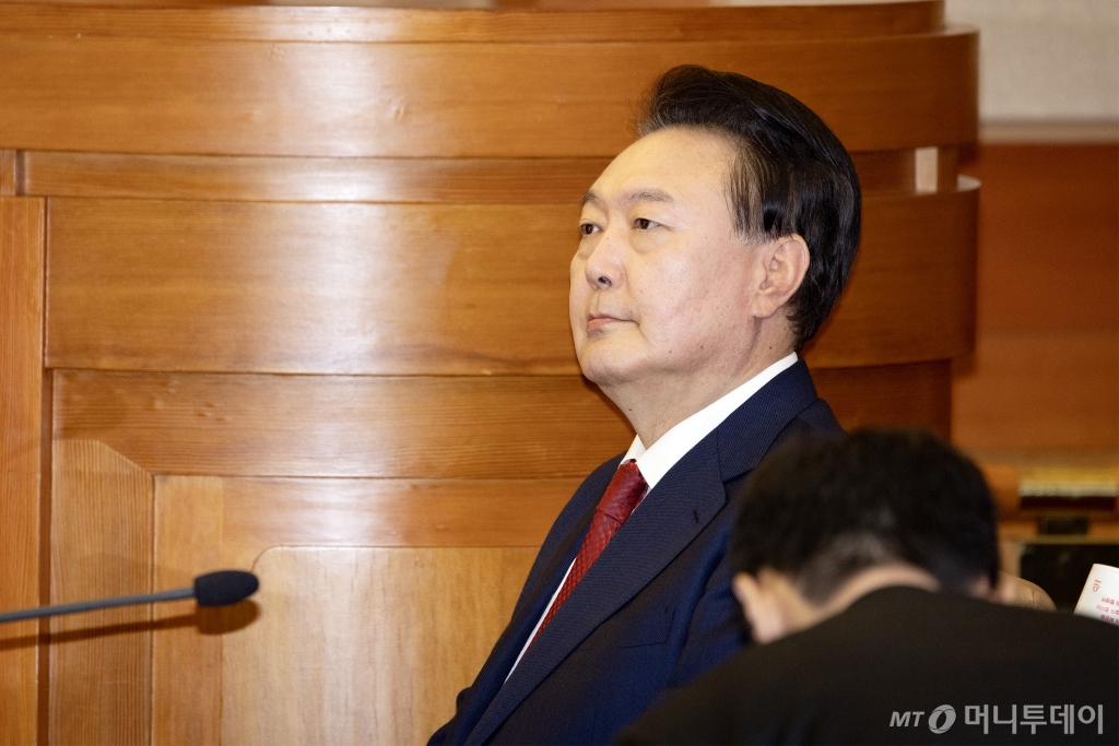 (서울=뉴스1) 사진공동취재단 = 윤석열 대통령이 21일 서울 종로구 헌법재판소에서 열린 탄핵심판 3차 변론기일에 출석하고 있다. 2025.1.21/뉴스1  Copyright © 뉴스1. All rights reserved. 무단 전재 및 재배포,  AI학습 이용 금지. /사진=(서울=뉴스1) 사진공동취재단