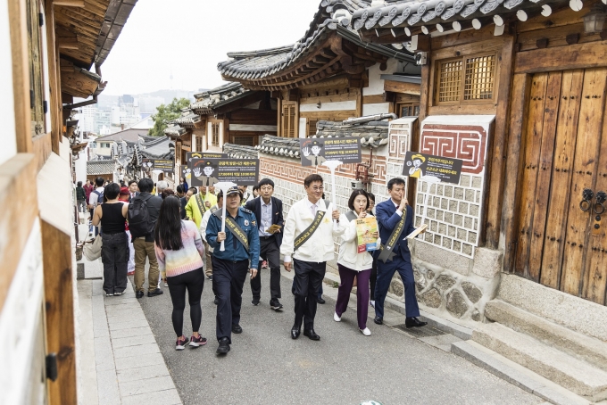 ▲정문헌 종로구청장이 북촌특별관리지역 관광객 방문시간제한 홍보 캠페인을 진행하고 있는 모습./사진제공=종로구청