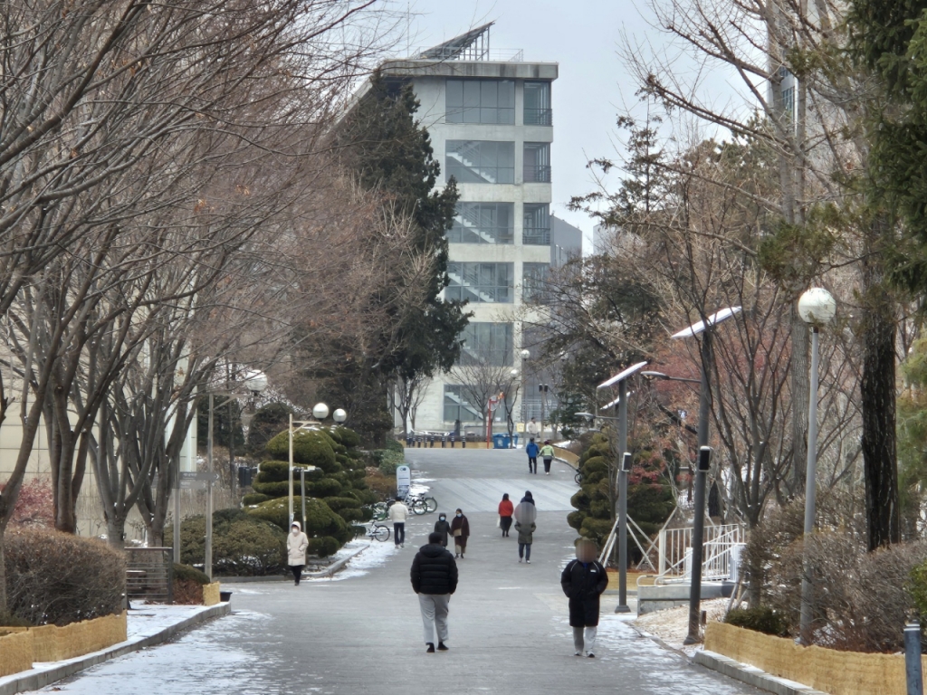 서울 동대문구 서울시립대학교 시대 융합관 앞에서 중앙도서관으로 향하는 길목./사진=박진호 기자