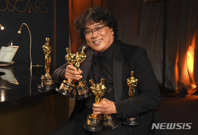 제92회 아카데미 시상식에서 작품상과 감독상, 각본상, 국제영화상을 수상한 봉준호 감독이 2020년 2월10일(한국시간) 축하연에 참석해 트로피를 들고 포즈를 취한 모습./사진=뉴시스(AP)
