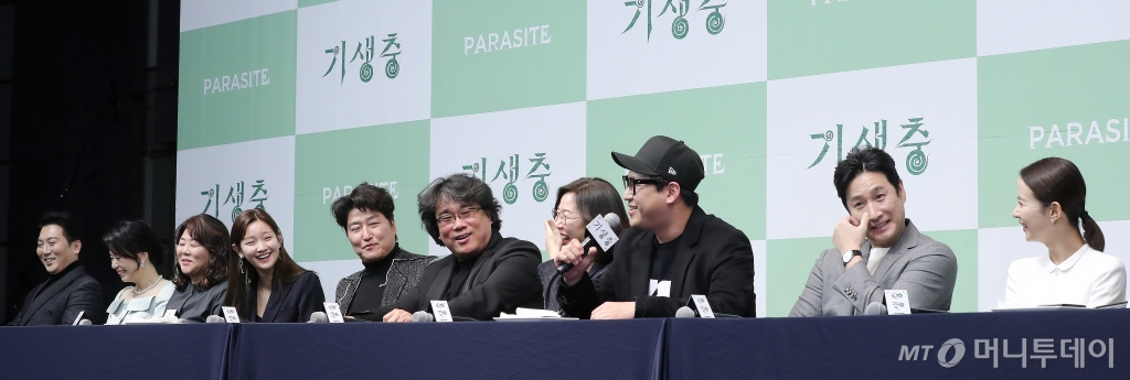  2020년 2월10일(한국시간) 제92회 아카데미 시상식에서 최고상인 작품상을 비롯해 감독상과 각본상, 국제영화상을 휩쓴 봉준호 감독(왼쪽 여섯 번째)과 배우들이 그해 2월19일 기자회견에 잠석해 미소 짓는 모습./사진=머니투데이DB