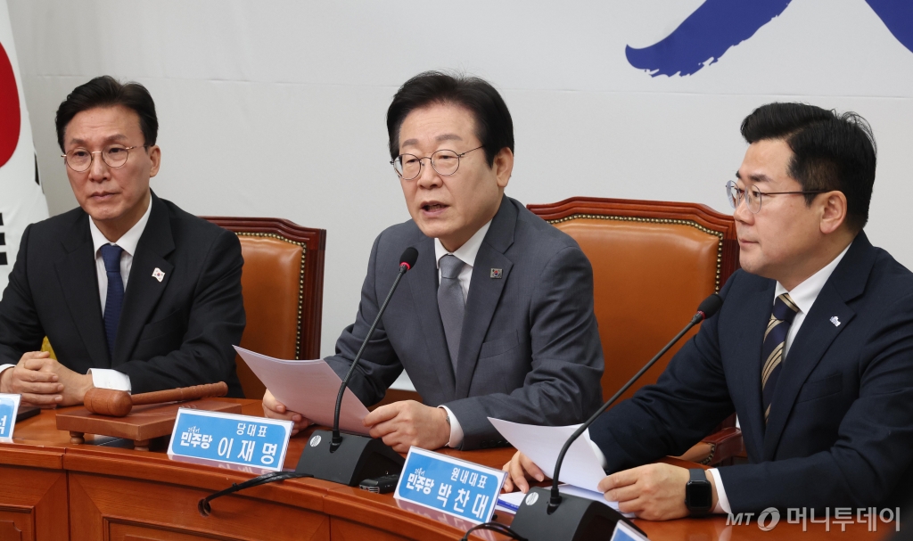 [서울=뉴시스] 조성봉 기자= 이재명 더불어민주당 대표가 31일 오전 서울 여의도 국회에서 열린 최고위원회의에서 발언을 하고 있다. 2025.01.31. suncho21@newsis.com /사진=조성봉