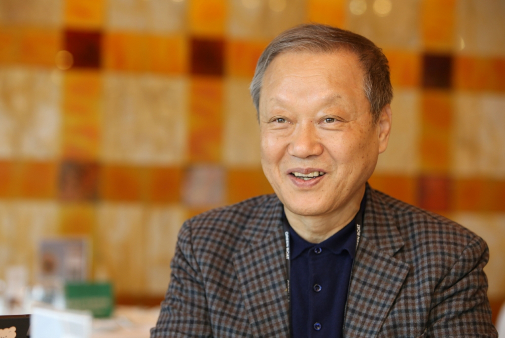 최열 환경재단 이사장이 17일 동중국해 선상에서 진행된 그린보트 관련 인터뷰에서 대답하고 있다. 2025.01.17./사진=환경재단