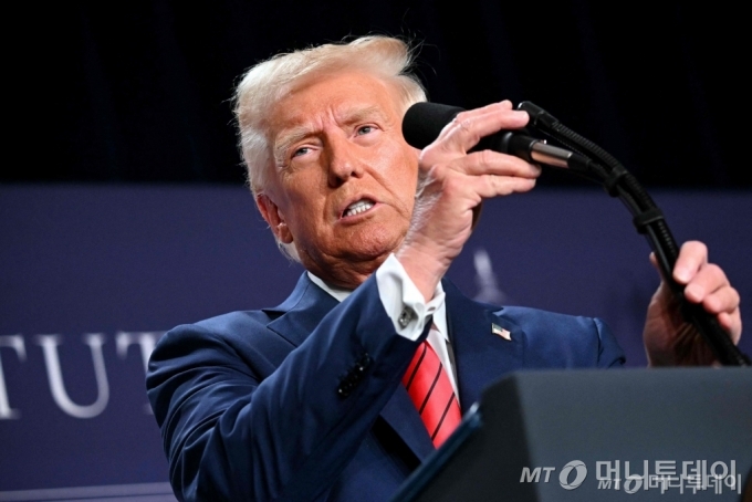 (마이애미 AFP=뉴스1) 우동명 기자 = 도널드 트럼프 미국 대통령이 27일 (현지시간) 플로리다주 마이애미에 있는 트럼프 내셔널 도랄 마이애미 리조트에서 열린 공화당 하원 컨퍼런스서 "중국의 값싼  AI  딥시크 개발을 긍정적으로 생각한다. 바라건대 미국의 산업에 경종을 울려야 한다"고 밝히고 있다. 2025.01.28  ⓒ AFP=뉴스1  Copyright (C) 뉴스1. All rights reserved. 무단 전재 및 재배포,  AI학습 이용 금지. /사진=(마이애미 AFP=뉴스1) 우동명 기자